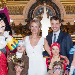 Élodie Gossuin, son mari Bertrand Lacherie et leur enfants Rose, Joséphine, Jules et Léonard à l'avant-première de la nouvelle saison "Festival Pirates et Princesses" de Disneyland Paris au Palais Garnier à Paris, France, le 9 mars 2018. 

© Cyril Moreau/Bestimage