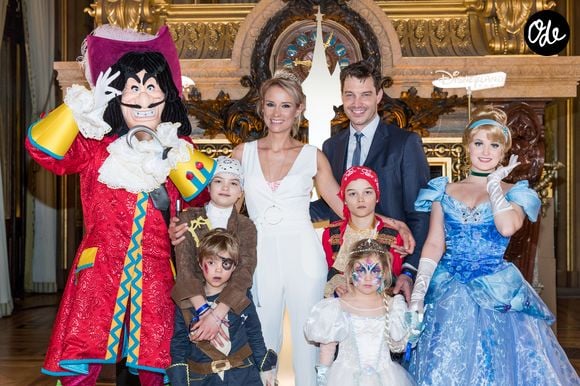 Élodie Gossuin, son mari Bertrand Lacherie et leur enfants Rose, Joséphine, Jules et Léonard à l'avant-première de la nouvelle saison "Festival Pirates et Princesses" de Disneyland Paris au Palais Garnier à Paris, France, le 9 mars 2018. 

© Cyril Moreau/Bestimage