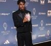 Un immense camélia rose ornait sa veste.

Lamine Yamal et sa compagne Ines Garcia assistent à la 70e cérémonie du Ballon d’Or, organisée au Palladium Theatre de Londres, en Angleterre, le 26 octobre 2026.

© Cyril Moreau / Bestimage