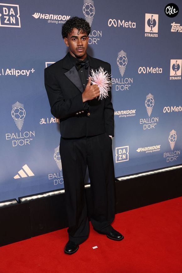Un immense camélia rose ornait sa veste.

Lamine Yamal et sa compagne Ines Garcia assistent à la 70e cérémonie du Ballon d’Or, organisée au Palladium Theatre de Londres, en Angleterre, le 26 octobre 2026.

© Cyril Moreau / Bestimage