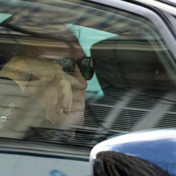 Gérard Depardieu quitte son domicile parisien pour se rendre au tribunal correctionnel de Paris, le 24 mars 2025, pour l'ouverture de son procès pour accusation d'abus sexuels sur deux femmes lors d'un tournage de film en 2021. Gérard Depardieu, 76 ans, qui a réalisé plus de 200 films et séries télévisées, a été accusé de comportement inapproprié par une vingtaine de femmes, mais c'est la première affaire à être jugée. Les deux plaignantes - Amélie, 54 ans, décoratrice, et Sarah (nom modifié), 34 ans, assistante réalisatrice - allèguent une agression sexuelle lors du tournage en 2021 de « Les Volets Verts » du réalisateur J.Becker.
Agence/Bestimage