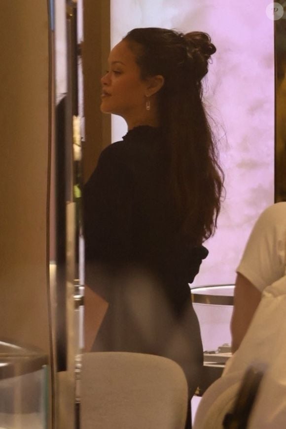 Rihanna brave la frénésie médiatique, à Cannes, en marge du festival du film, à l'occasion d'une séance de shopping en solo, et entre dans une boutique Messika, le 21 mai 2025. Backgrid USA / Bestimage