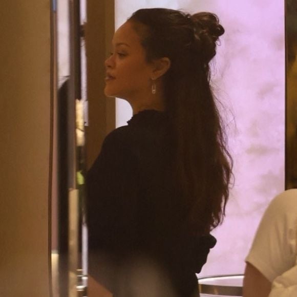Rihanna brave la frénésie médiatique, à Cannes, en marge du festival du film, à l'occasion d'une séance de shopping en solo, et entre dans une boutique Messika, le 21 mai 2025. Backgrid USA / Bestimage