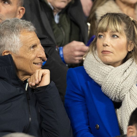 Nagui et sa femme Mélanie Page - Célébrités dans les tribunes du quart de finale de la Ligue des Nations de l'UEFA 2025 "France - Croatie (2-0 / tab 5-4)" au Stade de France à Saint-Denis le 23 mars 2025. © Cyril Moreau/Bestimage