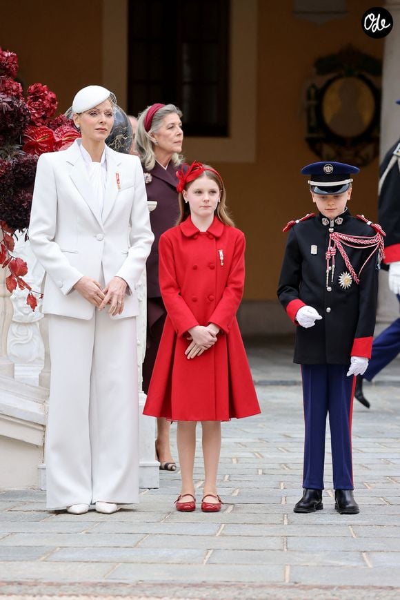 Elle avait notamment porté un tailleur blanc lors de la fête nationale monégasque en novembre 2025, en hommage à Giorgio Armani.

La princesse Charlene de Monaco, la princesse Gabriella de Monaco, comtesse de Carladès, le prince Jacques de Monaco, marquis des Baux, la princesse Caroline de Hanovre - La famille princière monégasque dans la cour d'honneur du palais lors de la la fête nationale à Monaco le 19 novembre 2025. © Dominique Jacovides - Bruno Bebert / Bestimage