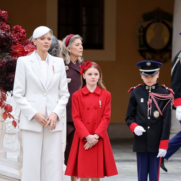 Elle avait notamment porté un tailleur blanc lors de la fête nationale monégasque en novembre 2025, en hommage à Giorgio Armani.

La princesse Charlene de Monaco, la princesse Gabriella de Monaco, comtesse de Carladès, le prince Jacques de Monaco, marquis des Baux, la princesse Caroline de Hanovre - La famille princière monégasque dans la cour d'honneur du palais lors de la la fête nationale à Monaco le 19 novembre 2025. © Dominique Jacovides - Bruno Bebert / Bestimage