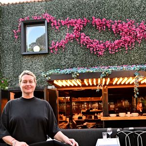 Exclusif -  Luana Belmondo, la célèbre cheffe romaine, prend les commandes de la cuisine de Gioia, la célèbre table tropézino-italienne située à Saint-Tropez dont Jean-Roch est le propriétaire. Ici, elle est au restaurant où elle viendra une fois par mois superviser sa brigade.