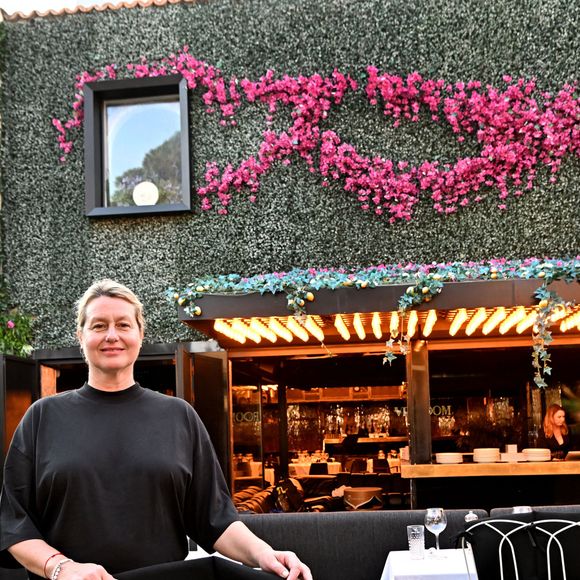 Exclusif -  Luana Belmondo, la célèbre cheffe romaine, prend les commandes de la cuisine de Gioia, la célèbre table tropézino-italienne située à Saint-Tropez dont Jean-Roch est le propriétaire. Ici, elle est au restaurant où elle viendra une fois par mois superviser sa brigade.