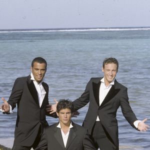 En octobre, l'artiste parti bien trop tôt sera également à l’affiche d’une série proposée sur "Prime Vidéo" qui retrace l'ensemble de son incroyable parcours aux côtés de Adel Kachermi et Frank Delay. 

Archives -  Dans les caraibes, à Saint-Barthélemy, le groupe 2BE3, Filip Nikolic, Adel Kachermi et Frank Delay le 12 mars 1998. © Michel MARIZY via Bestimage
