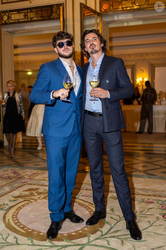 Deux "enfants de" se sont fait aussi remarquer : Enzo et Antoine, les garçons de Flavie Flament.

Enzo Castaldi et Antoine Flament à la soirée de lancement du parfum Forbidden Whisper de la maison HFC Paris à l'hôtel Meurice à Paris le 8 octobre 2025.

© Sébastien Frémont / Bestimage