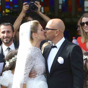 Le chanteur/compositeur français Pascal Obispo et son épouse Julie Hantson sortent de l'église du Cap-Ferret après leur cérémonie de mariage religieux, au Cap Ferret, dans le sud-ouest de la France, le 19 septembre 2015. Photo ABACAPRESS.COM