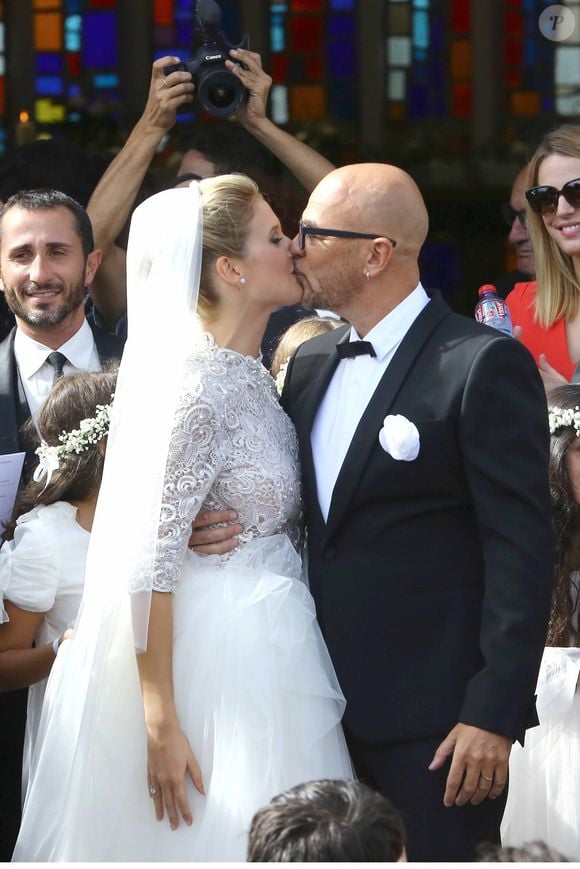 Le chanteur/compositeur français Pascal Obispo et son épouse Julie Hantson sortent de l'église du Cap-Ferret après leur cérémonie de mariage religieux, au Cap Ferret, dans le sud-ouest de la France, le 19 septembre 2015. Photo ABACAPRESS.COM