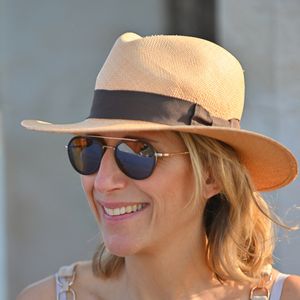 Maud Fontenoy lors du dévoilement de l’oeuvre de JBC sur le phare de Saint-Tropez à l'occasion de la la sixième édition de Saint-Tropez Couleur Bleu, en hommage à Colette. le 16 juin 2023 / Agence / Bestimage