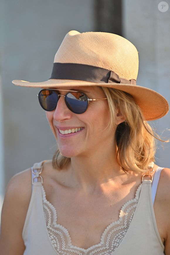 Maud Fontenoy lors du dévoilement de l’oeuvre de JBC sur le phare de Saint-Tropez à l'occasion de la la sixième édition de Saint-Tropez Couleur Bleu, en hommage à Colette. le 16 juin 2023 / Agence / Bestimage