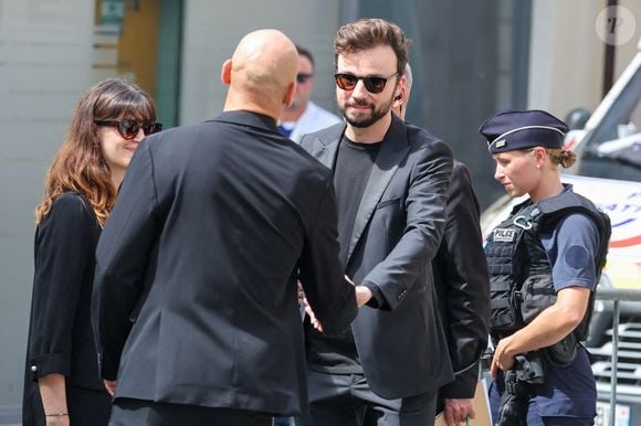 Tom Villa - Arrivées aux obsèques de Thierry Ardisson en l’église Saint-Roch de Paris, France, le 17 juillet 2025. © Clovis-Jacovides/Bestimage