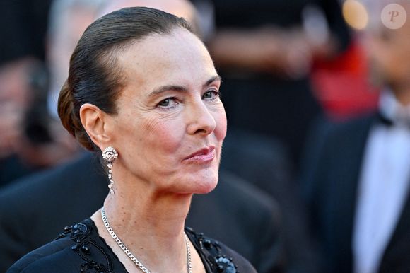 Et l'actrice comme à son habitude très élégante avec un chignon sophistiqué 

Carole Bouquet assiste à la projection de "The Mastermind" au 78ème Festival de Cannes à Cannes, France, le 23 mai 2025. Photo de Julien Reynaud/APS-Medias/ABACAPRESS.COM