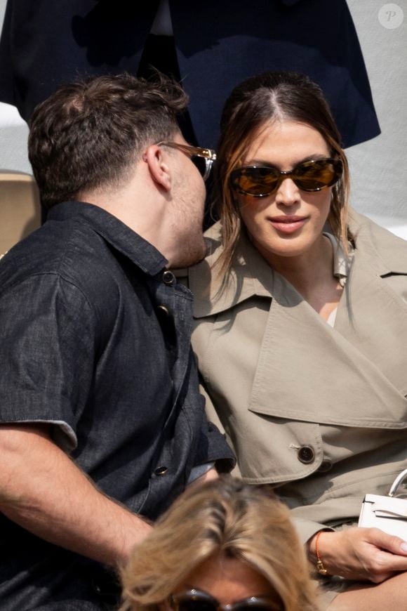 Antoine Dupont et sa compagne Iris Mittenaere en tribunes lors de la finale messieurs des Internationaux de France de Tennis de Roland Garros 2025 (jour 15), à Paris, France, le 8 juin 2025. © Cyril Moreau/Bestimage