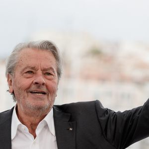 Photocall de la Palme d’or d’honneur à Alain Delon lors du 72ème Festival International du film de Cannes. Le 19 mai 2019  © Jacovides-Moreau / Bestimage