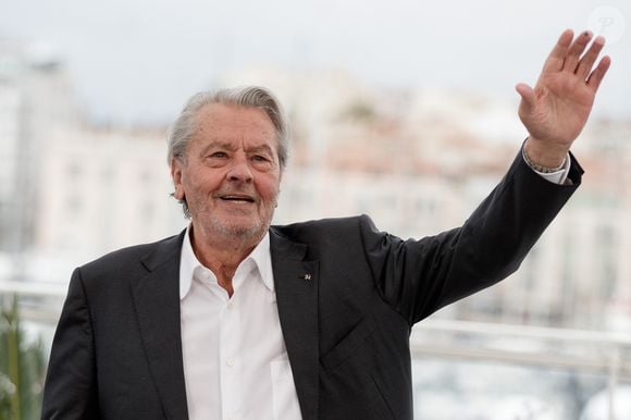 Photocall de la Palme d’or d’honneur à Alain Delon lors du 72ème Festival International du film de Cannes. Le 19 mai 2019  © Jacovides-Moreau / Bestimage