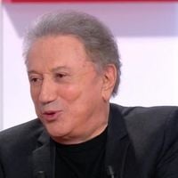 "Quelqu'un que j'aimais beaucoup" : Michel Drucker affecté par la disparition d'un chanteur, fondateur d'un groupe star des années 70