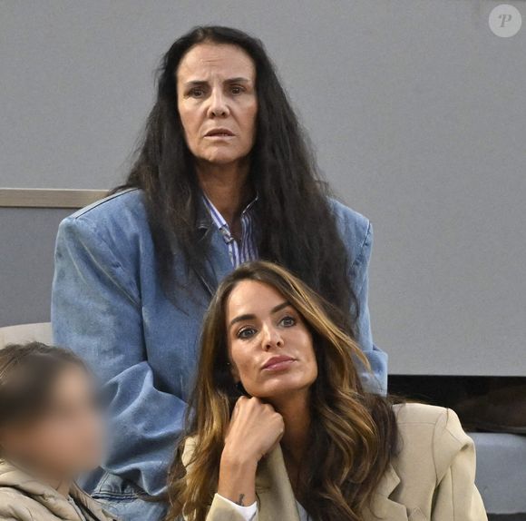 Jade Forest Lagardere avec sa fille et sa mère Maite Paz - Célébrités dans les tribunes des Internationaux de France de tennis de Roland Garros 2024 à Paris le 2 juin 2024. © Moreau-Jacovides/Bestimage