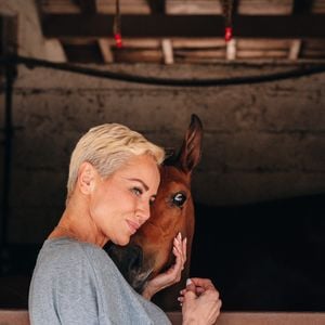 Adriana Karembeu assiste à la 4ème édition de vente aux enchères physique et en ligne de chevaux de sport élite (La Baule Auction) à La Baule le 13 juin 2026.

© Apolline Dutraive / Bestimage