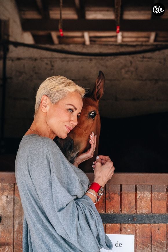 Adriana Karembeu assiste à la 4ème édition de vente aux enchères physique et en ligne de chevaux de sport élite (La Baule Auction) à La Baule le 13 juin 2026.

© Apolline Dutraive / Bestimage