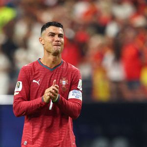 Comme on peut le voir sur sa dernière publication Instagram, le quintuple Ballon d'Or arbore désormais une coupe très courte, presque rasée, rehaussée d'une teinture blond doré/platine sur le dessus. 

Portugal vs Espagne - Coupe du monde 2026 - 06/07/2026 DALLAS, ÉTATS-UNIS - 6 juillet 2026