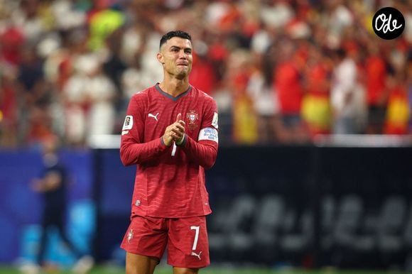 Comme on peut le voir sur sa dernière publication Instagram, le quintuple Ballon d'Or arbore désormais une coupe très courte, presque rasée, rehaussée d'une teinture blond doré/platine sur le dessus. 

Portugal vs Espagne - Coupe du monde 2026 - 06/07/2026 DALLAS, ÉTATS-UNIS - 6 juillet 2026