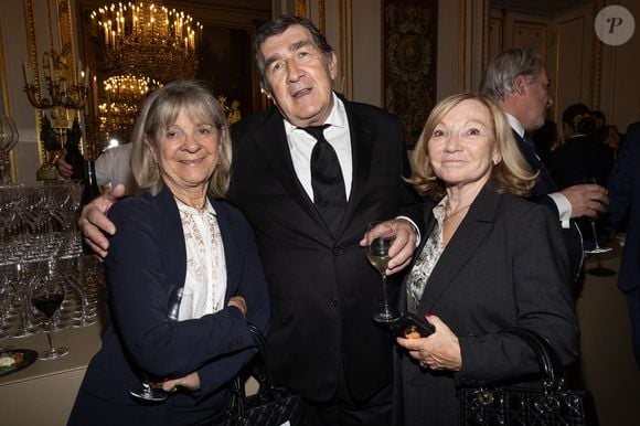 Exclusif -  Nicole Gerra, guest - Laurent Gerra reçoit la légion d’honneur de la part du grand chancelier F. Lecointre en présence de la première dame, B. Macron au Palais de la Légion d'honneur à Paris le 29 septembre 2025. © Cyril Moreau/Bestimage