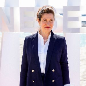 Emmanuelle Devos au photocall de la série "B.R.I." pour CanneSeries Saison 6 sur la plage du Mariott à Cannes, France, le 18 avril 2023. © Denis Guignebourg/BestImage