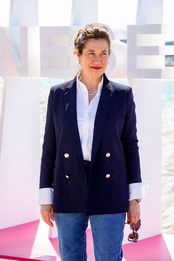Emmanuelle Devos au photocall de la série "B.R.I." pour CanneSeries Saison 6 sur la plage du Mariott à Cannes, France, le 18 avril 2023. © Denis Guignebourg/BestImage