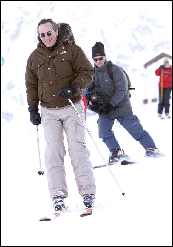Philippe Lavil a été victime d'un grave accident de ski.
Philippe Lavil au ski dans les années 1990. © Guillaume Gaffiot/Bestimage