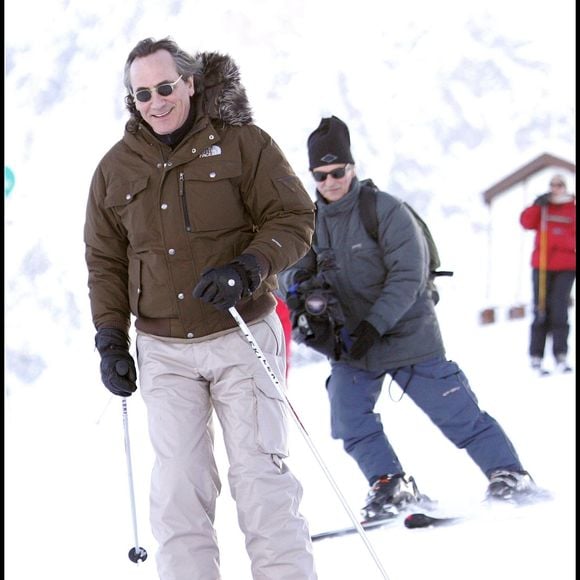 Philippe Lavil a été victime d'un grave accident de ski.
Philippe Lavil au ski dans les années 1990. © Guillaume Gaffiot/Bestimage