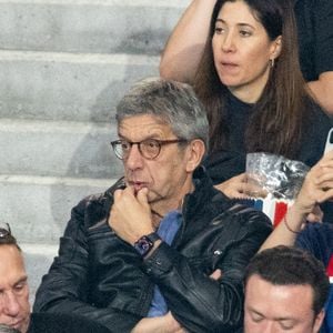 Michel Cymes et son fils dans les tribunes du match de quart de finale aller de Ligue Des Champion au Parc des Princes à Paris, le 8 avril 2026. 

Photo : Cyril Moreau / Bestimage