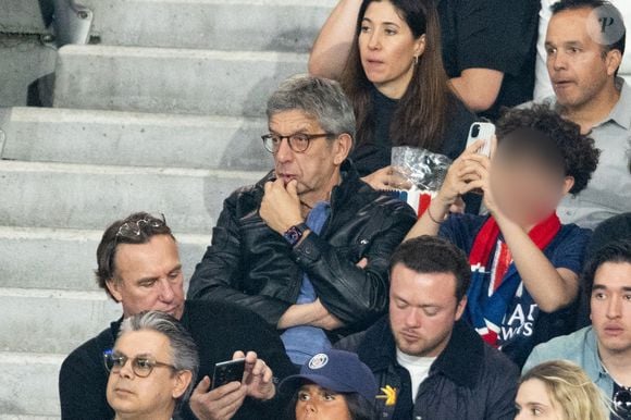 Michel Cymes et son fils dans les tribunes du match de quart de finale aller de Ligue Des Champion au Parc des Princes à Paris, le 8 avril 2026. 

Photo : Cyril Moreau / Bestimage