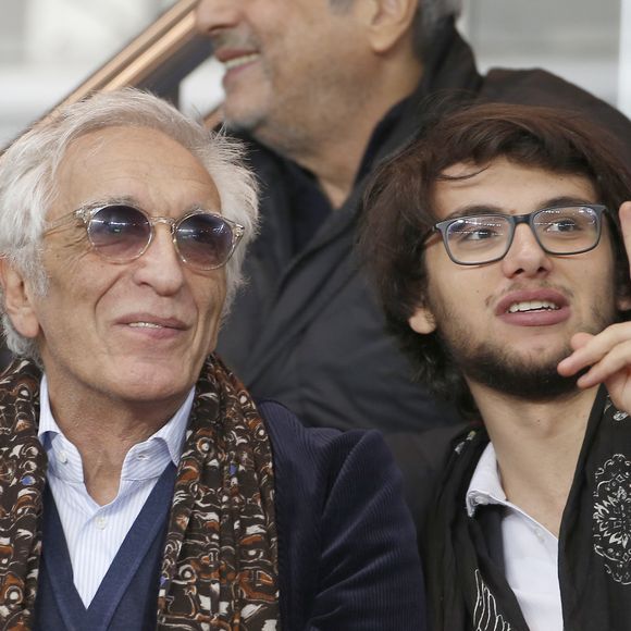 Les deux célèbres ex célébraient ce jour-là l'anniversaire de leur fils Jules. 

Gérard Darmon et son fils Jules (enfant de Mathilda May) - People au match Psg-Marseille au Parc des Princes à Paris le 4 octobre 2015. Marc Ausset Lacroix / Bestimage