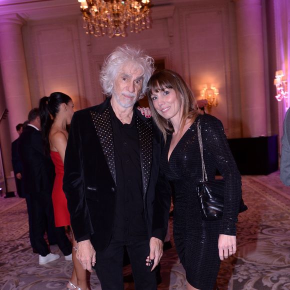 Louis Bertignac et sa femme Laetitia Brichet lors du photocall et du cocktail de la soirée des "Stéthos d'or 2023" à l'hôtel Four Seasons George V à Paris, France, le 27 mars 2023. © Bellak-Guirec/Bestimage