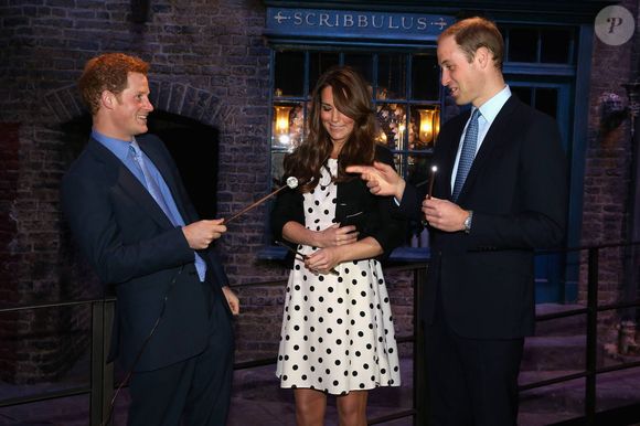 Kate Middleton, le prince William et le prince Harry d'Angleterre visitent les studios Warner Bros a Leavesden le 26 avril 2013