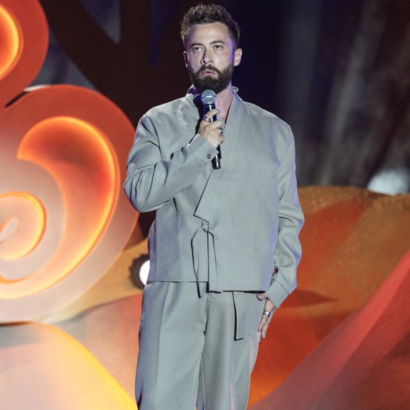 Exclusif - Nino Arial - Enregistrement de l'émission "L'humour à la plage" pour la 2eme édition du festival de Juan les Pins à la pinède Gould le 27 juin 2025. C'est l'humoriste français Kev Adams qui a initié et mis en scène ce festival dans la ville de ses grand-parents où il a passé ses vacances quand il était plus jeune. Sa grand-mère fait partie du Show aux côtés d'un plateau d'humoristes exceptionnels.
Après le succès de la première édition, TF1 et Kev Adams vous donnent rendez-vous pour une nouvelle soirée d’humour inédite et festive. Tourné face à la mer, dans l’écrin magique de la pinède Gould à Juan-les-Pins, « L’Humour à la Plage » revient pour une 2e édition encore plus ambitieuse : un grand show à ciel ouvert, pour rire ensemble et démarrer l’été en beauté. 
Une carte postale en guise de scène avec une ambiance unique; Imaginé comme une véritable fête de l’humour à ciel ouvert, sous les pins, les pieds dans le sable et la tête dans les étoiles, « L’Humour à la Plage » rassemble le temps d’un soir les plus grands noms de l’humour avec des duos inédits, des sketchs exclusifs, des impros, des happenings, des surprises… et une énergie communicative portée par un public survolté. 
Une programmation exceptionnelle qui donne le sourire; Pour cette 2ème édition, Kev Adams s’est entouré de Gad Elmaleh, Camille Lellouche, Maxime Gasteuil, Élodie Poux, Franck Dubosc, Marine Leonardi, Anne Roumanoff, Chantal Ladesou, Marie s’infiltre, Nino Arial, Az, Titoff, Kody… Et de nombreux invités-surprise que vous n’avez jamais vus sur la scène d’un gala d’humour.
Un spectacle familial, solaire et intergénérationnel; Conçu pour rassembler toutes les générations, « L’Humour à la Plage » promet de faire du rire un moment de fête. Un show festif, solaire, et populaire, à savourer ensemble pour bien démarrer l’été.
L'émission du e gala « L'Humour à la Plage » sera diffusése sur TF1 le 15 juillet à 21h10 pour une soirée unique de rires et de surprises ! © Bruno Bebert / Bestimage