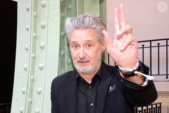 À un détail près : "Un peu de rosé Garcia de temps en temps"...

Exclusif - Antoine De Caunes au 3ème prix Gotlib recompensant la BD Humoristique créé par Ariane Gotlieb, le 12 avril 2025.

Photo : Cedric Perrin / Bestimage