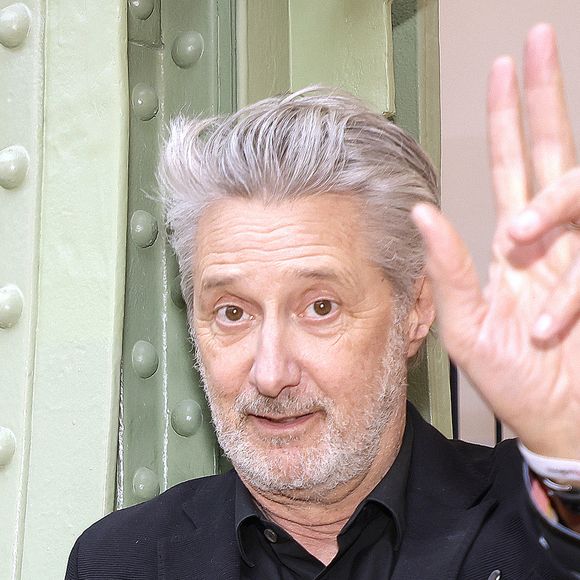 À un détail près : "Un peu de rosé Garcia de temps en temps"...

Exclusif - Antoine De Caunes au 3ème prix Gotlib recompensant la BD Humoristique créé par Ariane Gotlieb, le 12 avril 2025.

Photo : Cedric Perrin / Bestimage