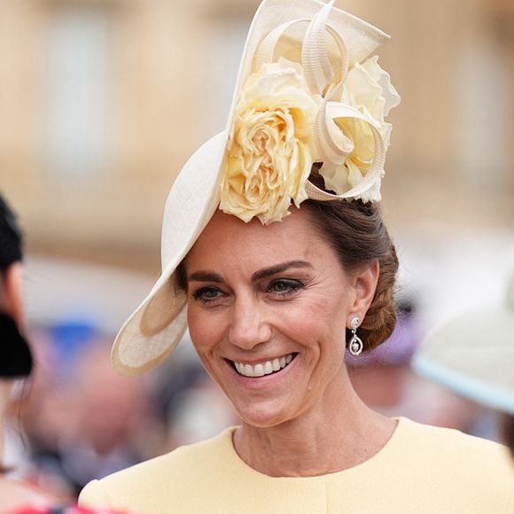 C'est une première : depuis son cancer, Kate Middleton n'avait plus mis les pieds dans une garden-party.
La princesse de Galles s'adresse aux invités lors d'une fête royale au palais de Buckingham, Londres, Angleterre, Royaume-Uni. © Aaron Chown/PA Wire/ABACAPRESS.COM