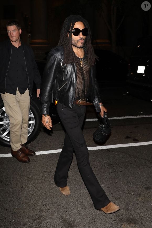 Lenny Kravitz rayonnait d'une élégance naturelle alors qu'il quittait la soirée organisée par Edward Enninful pour le magazine 72 Magazine pendant la Fashion Week de New York, prouvant une fois de plus que les rock stars ne se démodent jamais.
Backgrid USA / Bestimage