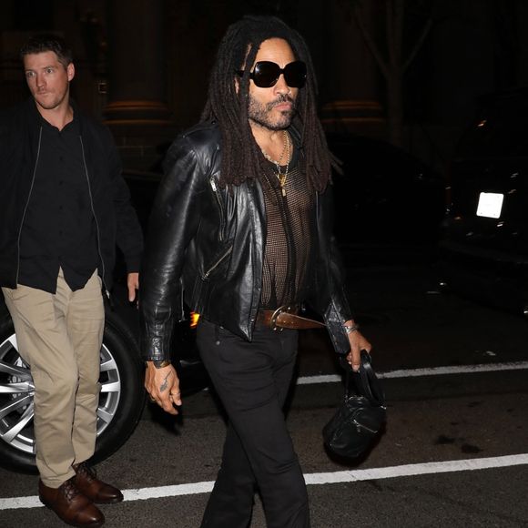 Lenny Kravitz rayonnait d'une élégance naturelle alors qu'il quittait la soirée organisée par Edward Enninful pour le magazine 72 Magazine pendant la Fashion Week de New York, prouvant une fois de plus que les rock stars ne se démodent jamais.
Backgrid USA / Bestimage