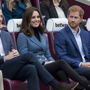 Le prince William, duc de Cambridge, Catherine (Kate) Middleton, duchesse de Cambridge, et le prince Harry assistent à la cérémonie de remise de diplômes des apprentis Coach Core au London Stadium. Londres, le 18 octobre 2017.AGENCE / BESTIMAGE