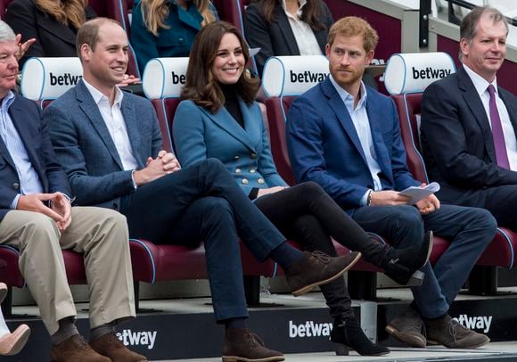 Le prince William, duc de Cambridge, Catherine (Kate) Middleton, duchesse de Cambridge, et le prince Harry assistent à la cérémonie de remise de diplômes des apprentis Coach Core au London Stadium. Londres, le 18 octobre 2017.AGENCE / BESTIMAGE