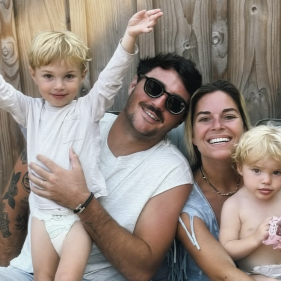 Sophie Tapie s'est emparée de son compte Instagram pour annoncer une grande nouvelle, teintée de beaucoup d'appréhension.

Sophie Tapie et sa famille aux Pays-Basques