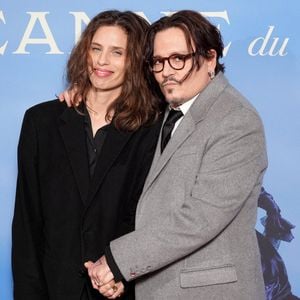 Maiwenn (à gauche) et Johnny Depp arrivent à la première britannique de Jeanne Du Barry, au Curzon Mayfair, Londres, Royaume-Uni, lundi 15 avril 2024. Photo par Ian West/PA Wire/ABACAPRESS.COM