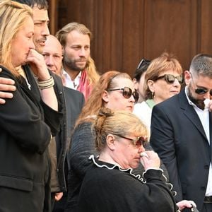 Delphine, une amie proche de Loana, a certifié à l'AFP qu'il ne s'agissait pas de Mindy et Maelysse mais des nièces de Loana

Delphine, une amie proche de Loana, Steevy Boulay, Christophe Mercy, Violette Petrucciani (mère de Loana) - Sorties des obsèques de Loana Petrucciani en la cathédrale Sainte-Réparate à Nice le 10 avril 2026.© Bruno Bebert/Bestimage